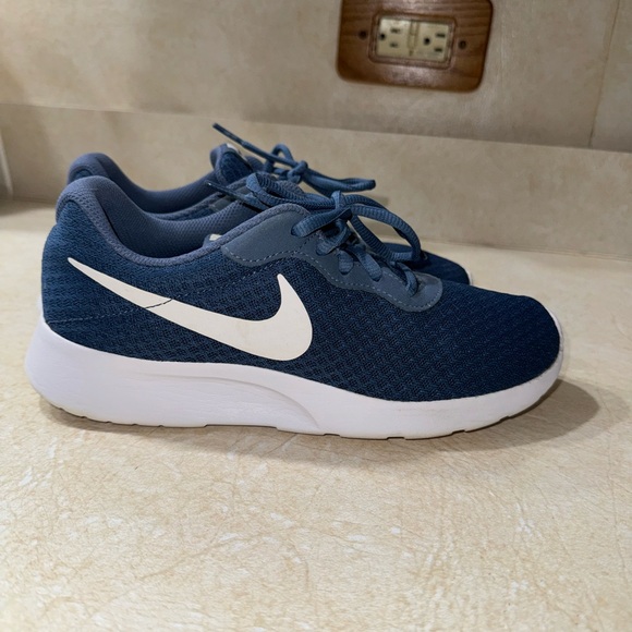Women’s Nike Tanjun - Picture 2 of 3